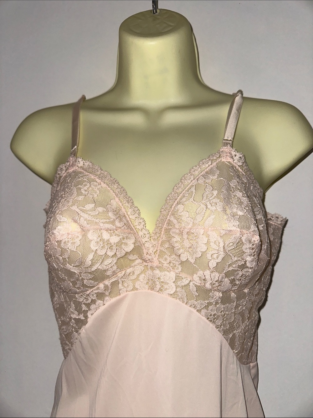 Vintage 60s Formfit Rogers light pink full slip with lace bodice & hem‎ - Picture 2 of 9